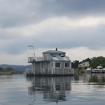 Botel The Pearl *